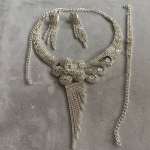 Glamorous Silver Necklace and Earring Set